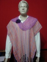 Poncho com gola e flor